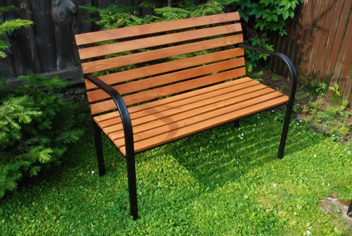Rojaplast fenyőfából készült, fém szerkezetű kerti pad, 122 cm 